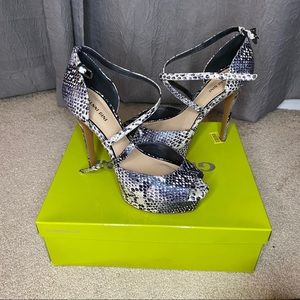 Gianni Bini Snakeskin heels